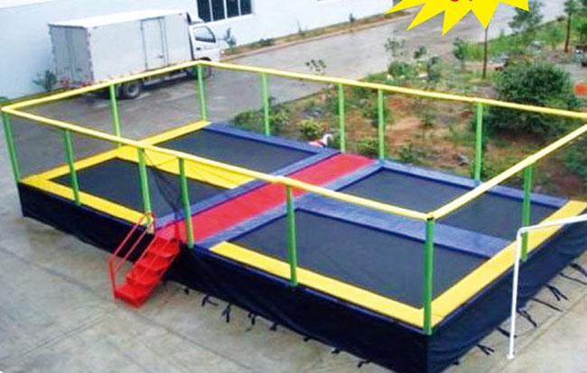 Trampolines con los trampolines más seguros grandes divertidos de los recintos para los niños de los niños en parque de atracciones