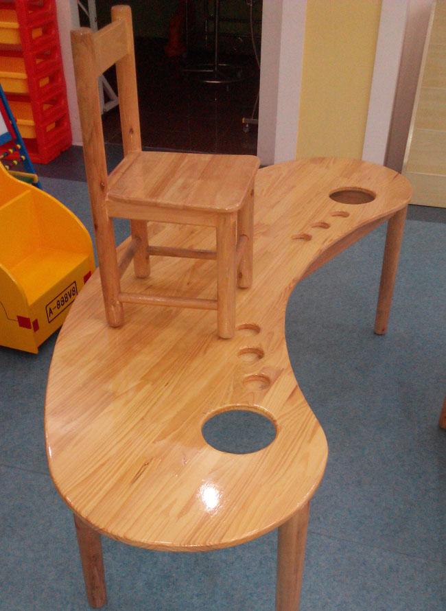 Tablas de madera de los muebles de la sala de clase de la naturaleza de la forma de la luna para el uso del centro de cuidado de día del niño